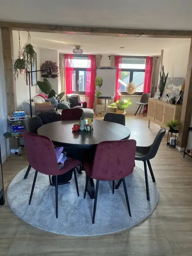 Vergadertafel met stoelen in de vergaderruimte van ’t Zeevarken