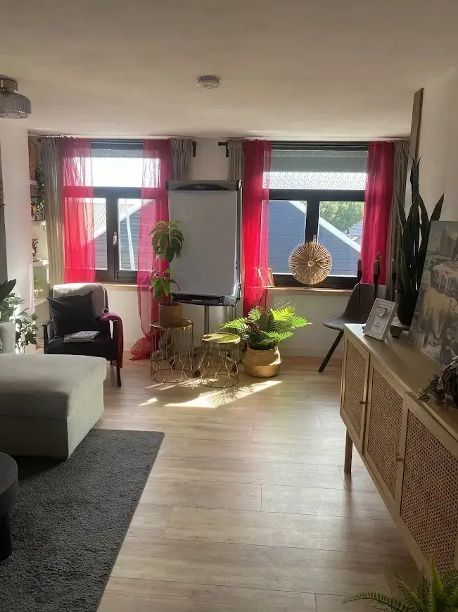 Vergaderruimte met flip-over en veel daglicht aan de haven