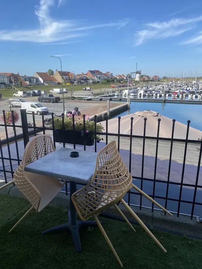 Balkon met zitje en uitzicht op de jachthaven van Stavenisse