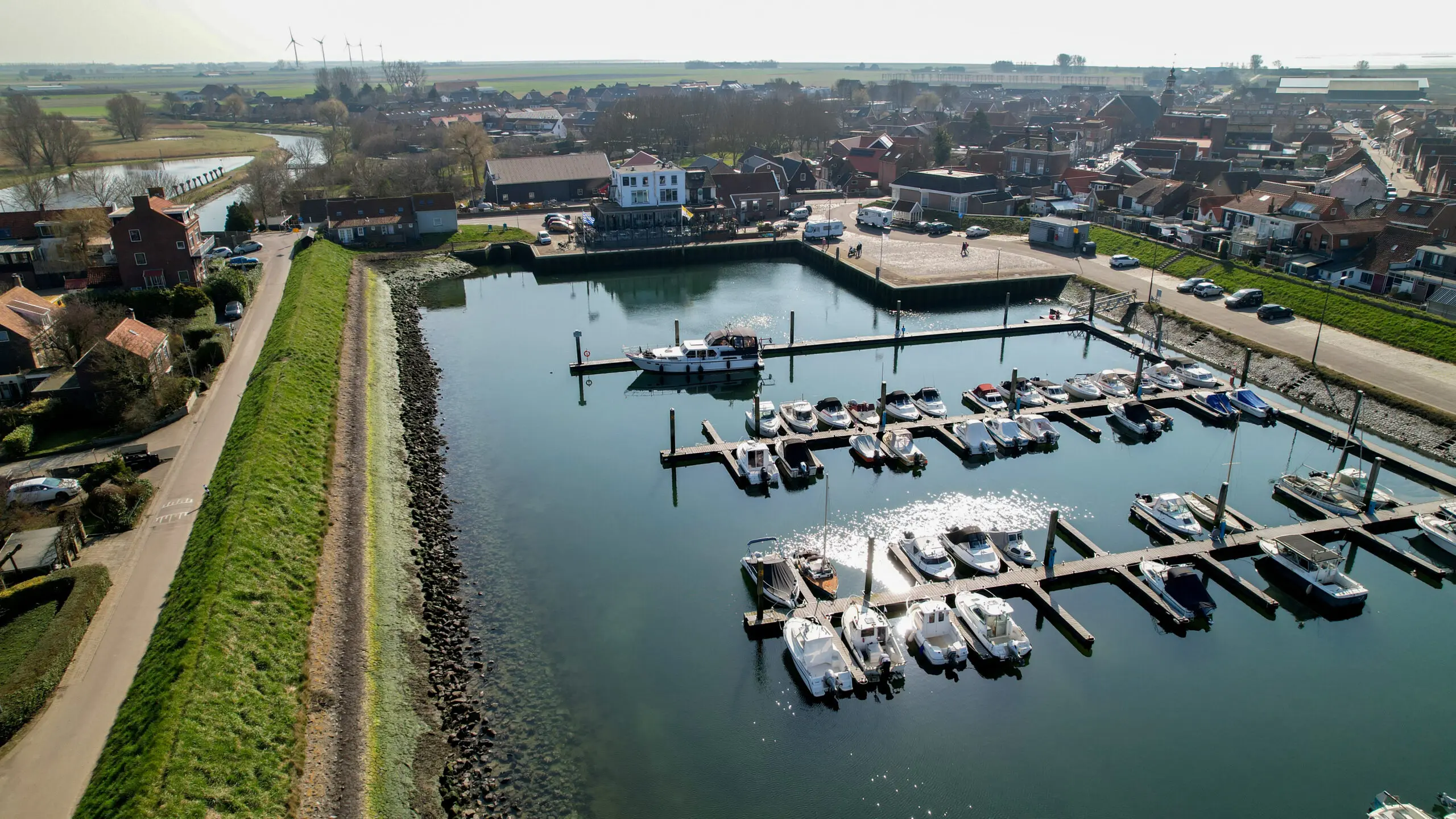Luchtfoto van de jachthaven van Stavenisse aan de Oosterschelde