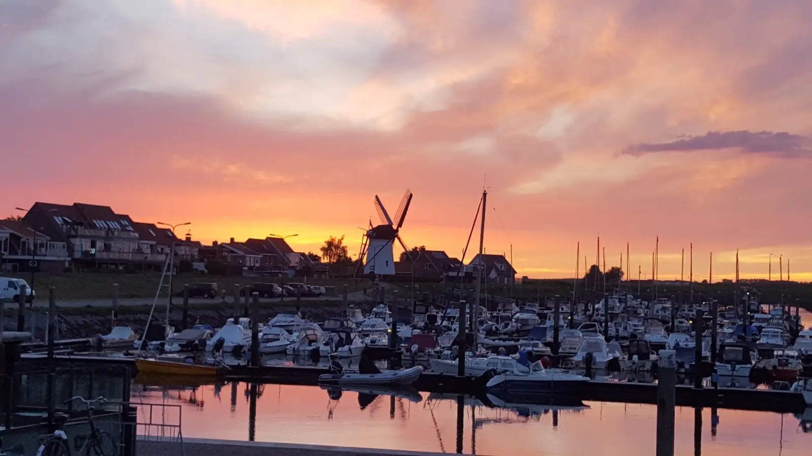 Zonsondergang boven de haven van Stavenisse bij Eetcafé ’t Zeevarken