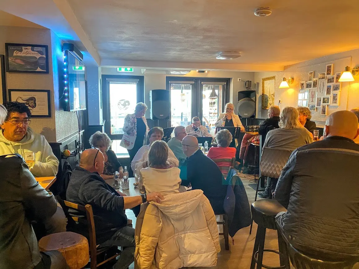 Interieur van Eetcafé ’t Zeevarken met zicht op de haven