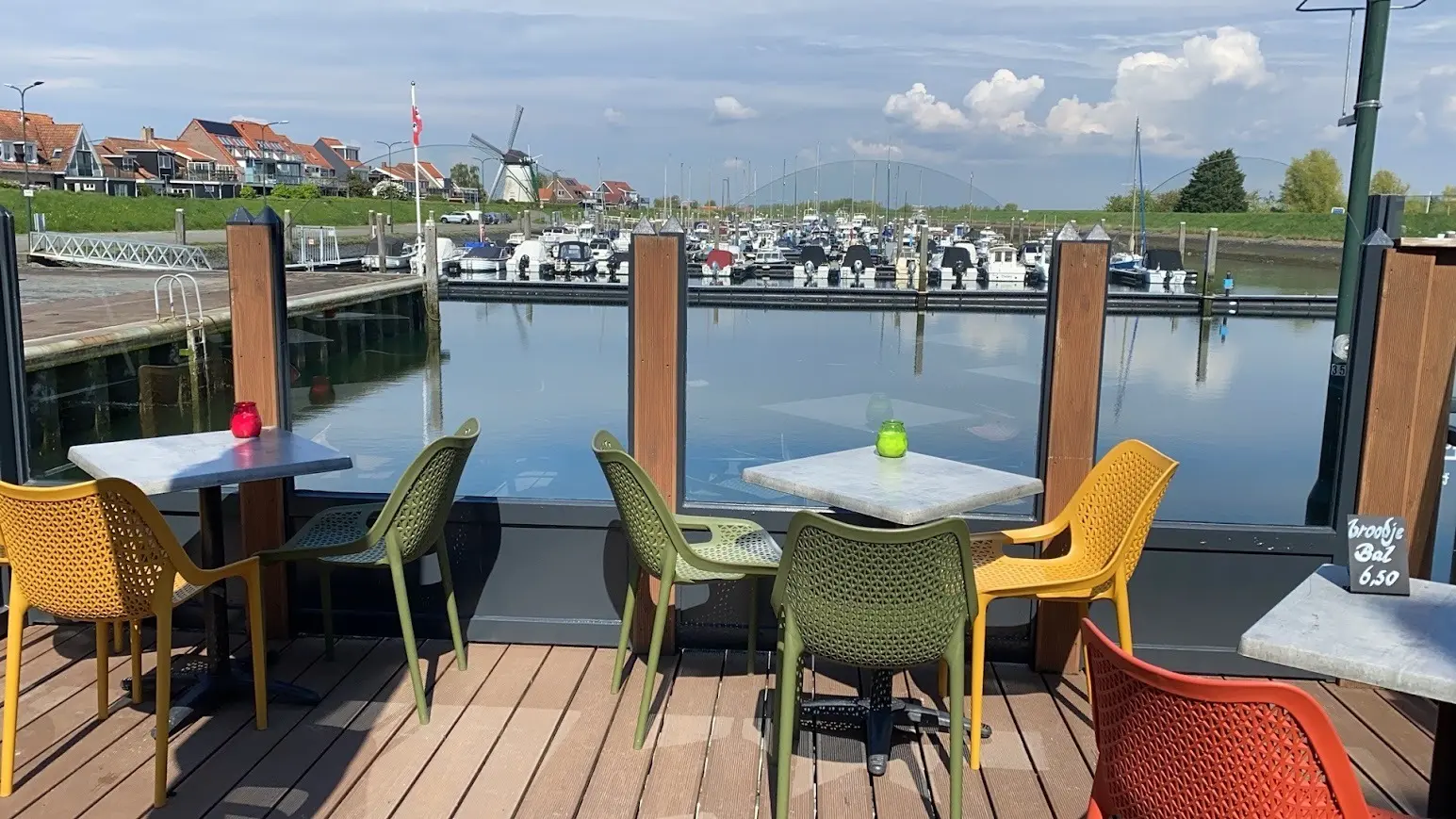 Terras van Eetcafé ’t Zeevarken met uitzicht op de haven van Stavenisse