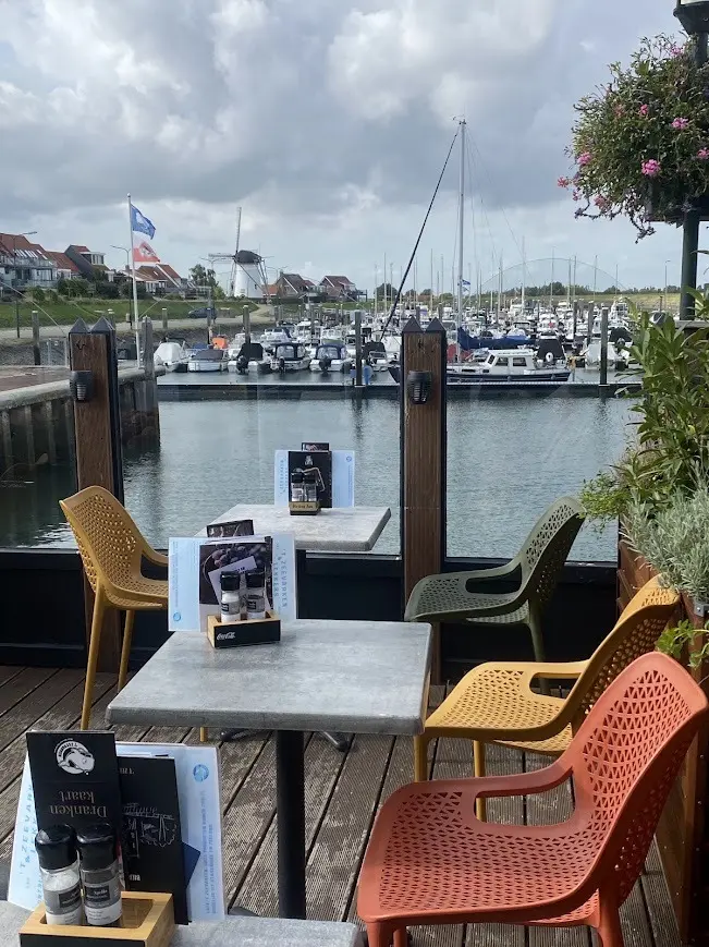 Stavenisse aan het water met de kerk