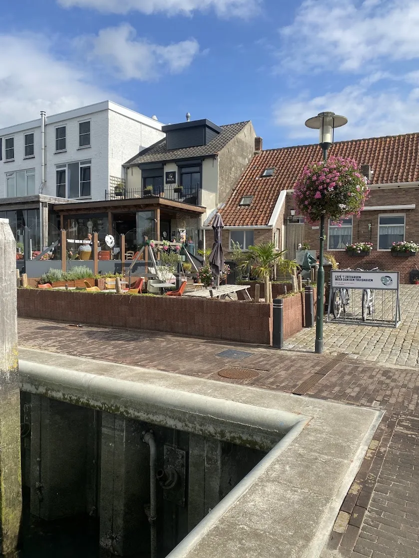 Eetcafé ’t Zeevarken met terras, gezien vanaf de haven in Stavenisse